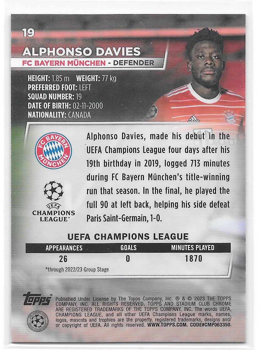 Alphonso Davies (FC Bayern Munchen) Blue Prism Refractor Topps Stadium Club Chrome 22-23