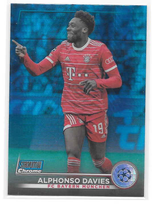 Alphonso Davies (FC Bayern Munchen) Blue Prism Refractor Topps Stadium Club Chrome 22-23