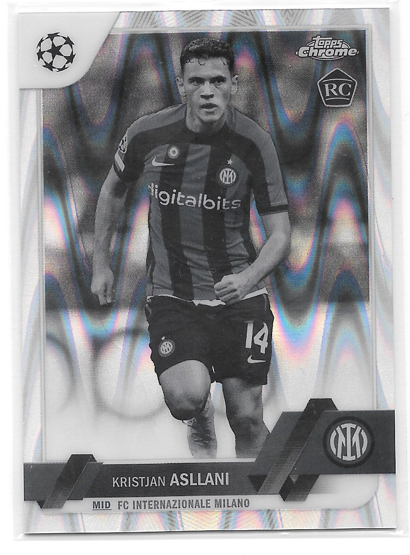 Kristjan Asllani (FC Internazionale Milano) Black & White Ray Wave RC Topps Chrome UCC 22-23