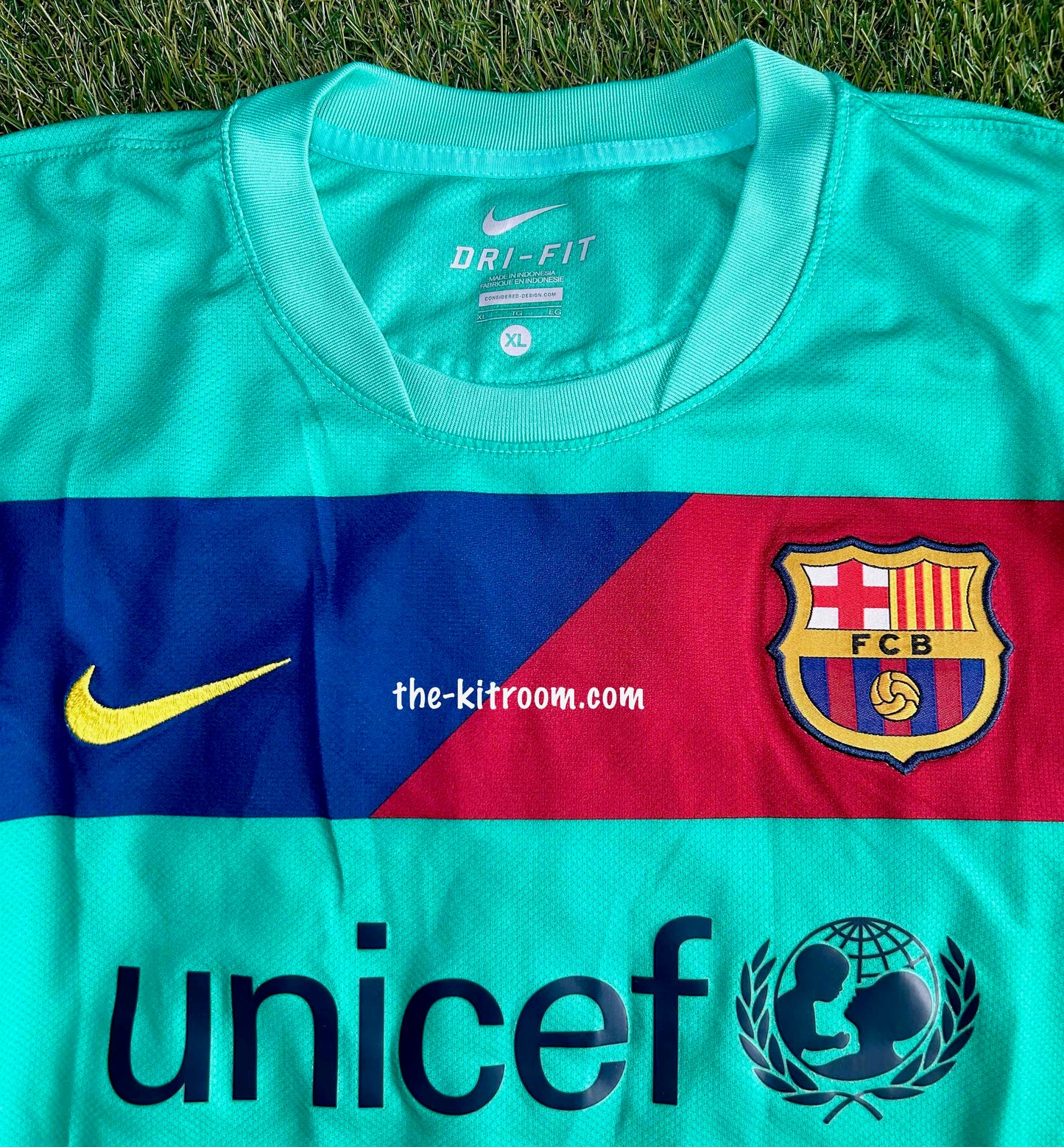 2010-11 Barcelona Away Football Shirt XL